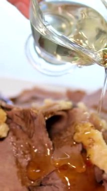 Salatalık ve dolmalık biberle hazırlanmış, dilimlenmiş sığır diliyle kaplanmış, susam tohumlu mikroçerez ve zeytinyağı ve soya sosuyla çeşnili, zarif ev yapımı..