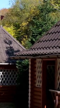 Bu video orman ortamında huzurlu bir gevşeme alanı yakalar. Kırsal kulübe yapıları yemyeşil ağaçların arasına yerleşmiş ve huzurlu bir kaçış yolu sunuyor. Doğal ortam yaratır..