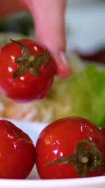 Mayalanmış domates, salatalık ve lahana turşusunu bıçak ve çatal olarak servis edip sağlıklı probiyotik aperatifleri parlak renklerle ve ev yapımı ev yapımı kırsal lezzetlerle göstererek servis et..