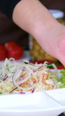 Kil kahverengi kasede yeşil ve kırmızı soğanla süslenmiş mayalanmış turşu, domates ve lahana turşusu seti. Saman tezgahına konmuş sebzelerden yapılan ev yapımı tuzlu mezeler..