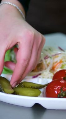 Kil kahverengi kasede yeşil ve kırmızı soğanla süslenmiş mayalanmış turşu, domates ve lahana turşusu seti. Saman tezgahına konmuş sebzelerden yapılan ev yapımı tuzlu mezeler..