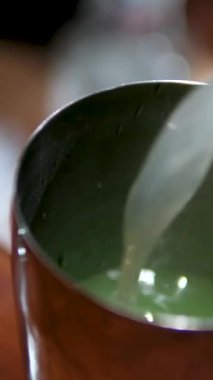 Phuket Beach bar ortamında margarita servisi. Yüksek kalite 4k görüntü