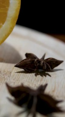 Sıcak şarap hazırlamak için portakal ekleyin. Kırmızı şarap, portakal dilimli tencere, portakal dilimleri kesme tahtasında. sıcak şarap test barmeni sıcak şarap hazırlar. Yakın plan. 