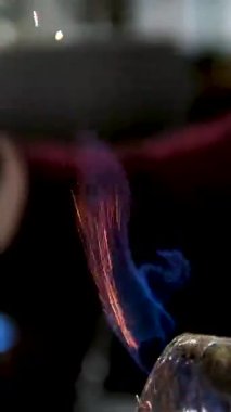 Barmen güzel bir şarap kadehiyle sambukayı yakar ve başka bir bardağa döker. Barda kokteyl hazırlıyorum. Yüksek kalite 4k görüntü