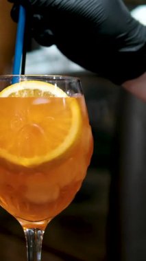 Beyaz arka planda izole edilmiş bir bardak Aperol sprey kokteyli. Üst Manzara. Yüksek kalite fotoğraf