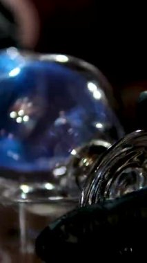 Barmen güzel bir şarap kadehiyle sambukayı yakar ve başka bir bardağa döker. Barda kokteyl hazırlıyorum. Yüksek kalite 4k görüntü