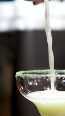 Phuket Beach bar ortamında margarita servisi. Yüksek kalite 4k görüntü