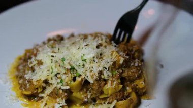 Makarnayı kaynayan domates sosuyla karıştırın, yaklaşın. Geleneksel İtalyan yemeği makarnası pişiriyorum. Yüksek kalite 4k görüntü