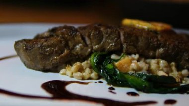 Foie gras ve patatesli fileminyon biftek, nar soslu ızgara sebze. Yüksek kalite 4k görüntü