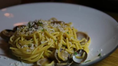 Pesto soslu spagetti. Peynirli midye serpiştirilmiş deniz ürünleri makarnası.