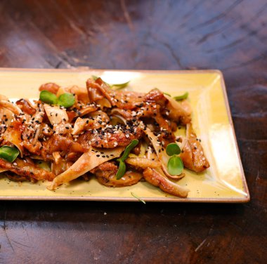 Asya mezeleri domuz kulakları susam tohumları, yeşil soğan ve baharatlı sos. Beyaz arka planda izole edilmiş. Yüksek kalite fotoğraf