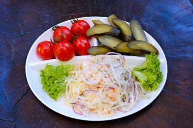 Salamura edilmiş lahana turşusu, salamura domates ve soğan. Üst Manzara. Yüksek kalite fotoğraf