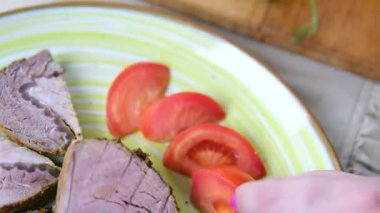 Dilimlenmiş biftek, siyah arka plan, fotokopi alanı. Yüksek kalite fotoğraf