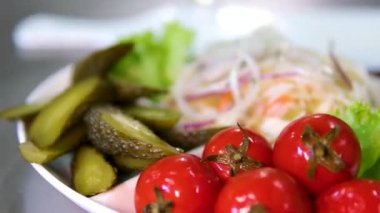 Cam kavanozda taze dereotu ve rezene ile ev yapımı domates turşusu. Ev hanımının kadın eli mutfaktaki sebzeleri koruyor. Kış gıda depolama ve organik besin için geleneksel konserve.