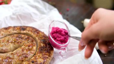 Izgarada tuz, baharat ve çimento kaplı otlarla pişirilmiş ev yapımı sosis şeklinde pancar turpu. Yüksek kalite fotoğraf