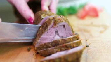 Dilimlenmiş biftek, siyah arka plan, fotokopi alanı. Yüksek kalite fotoğraf