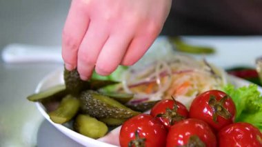 Salamura edilmiş lahana turşusu, salamura domates ve soğan. Üst Manzara. Yüksek kalite fotoğraf