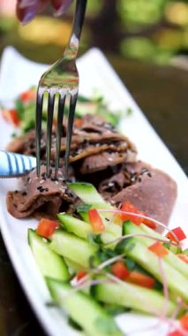 Salamura edilmiş sığır dili, salatalık, dolmalık biber rengarenk salata salatası. Yüksek kalite 4k görüntü