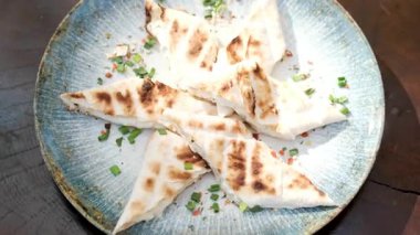 Buenos Aires, Arjantin 'de mangalda mangal yapan bir sokak satıcısı. Yüksek kalite 4k görüntü