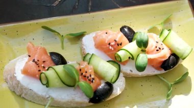 Yumuşak krem peynirli somon sandviçi, salatalık ve kekik, deniz ürünleri tostu., 