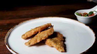 Ev yapımı kızarmış balık, adım adım. Adım 3 ayçiçeği yağı ocakta ısıtılan tavaya dökülüyor. Yüksek kalite 4k görüntü