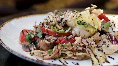 Taze, organik bir salatanın yakın çekimi. Doğal vejetaryen yemeği yapılıyor. Hafif, diyet yemeği. Şık bir elbise. Yüksek kalite 4k görüntü