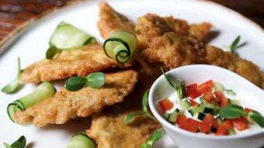 Kızarmış tavuk dilimleri. Siyah fasulye yatağında kızarmış tavuk dilimleri sergileniyor. Mobil, sosyal medya makaraları için ideal, dokuyu ve ayrıntıları vurguluyor. Yüksek kalite 4k görüntü