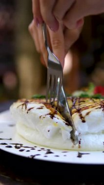 Kabarık bir omleti tabakta kesmek. Protein omletini bıçakla kes.