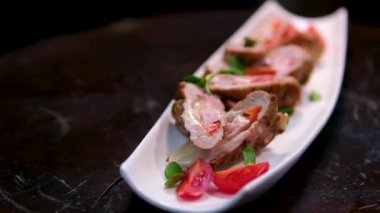 Sandviç için dilimlenmiş jambon, et, domuz ya da hindi sosisi. Jambon dilimleri, yemek, tasarımın için arka plan. Bıçak ve çatalla domuz eti kes.