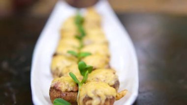 Krem peynirle doldurulmuş ve parmesanla kaplanmış fırında şampiyon mantarları. Yüksek kalite 4k görüntü