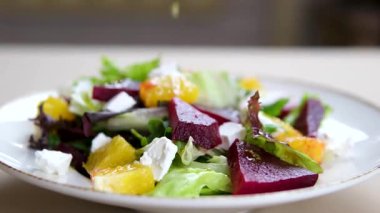 Pancar salatası üzerine peynir ve cevizli sos dök. Sağlıklı yiyecekler. Yüksek kalite 4k görüntü