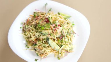 Taze sebze salatası. Salatalık, soğan, marul, biber ve domatesli yeşil salata pişiren kadın. Hazırlık. Ahşap mutfak atölyesi, üst manzara. Sağlıklı beslenme. Organik gıda konsepti. 