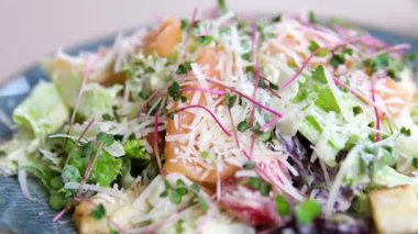 Parmesan salatası. Geleneksel sezar salatası. Beyaz kasede, yapraklı, soslu ve parmesanlı. Seçili odak. Yüksek kalite 4k görüntü