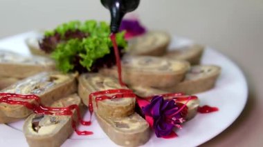 Yaban mantarlı ve domatesli omlet. Üzerine kiraz sosu dök.