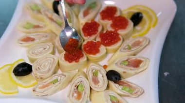 Kutlama masasının arka planında kırmızı havyarlı gözleme. Rusya 'da karnaval kutlaması. Maslenitsa, Shrovetide . Yüksek kalite 4k görüntü