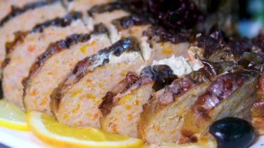 Fırında pişirilmiş baharatlı balık dolması. Pişmiş deniz ürünleri yemekleri. Yüksek kalite 4k görüntü