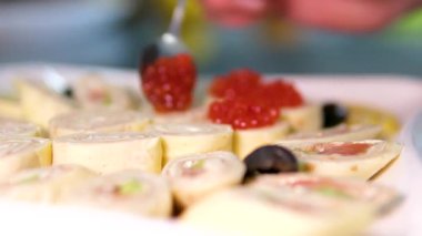 Kutlama masasının arka planında kırmızı havyarlı gözleme. Rusya 'da karnaval kutlaması. Maslenitsa, Shrovetide . Yüksek kalite 4k görüntü