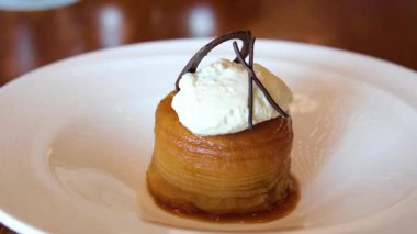 Krem şantili ve çikolatalı banoffee turtası. Krem şanti.