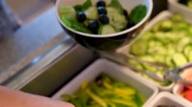 Kaşık ile servis edilen et yemekleri ve salatalarla birlikte büfe tezgahı. Yüksek kalite 4k görüntü