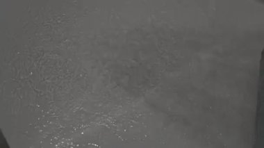 Şeffaf mavi berrak su veya su dalgalanan doku arka planı. Yüksek kalite 4k görüntü