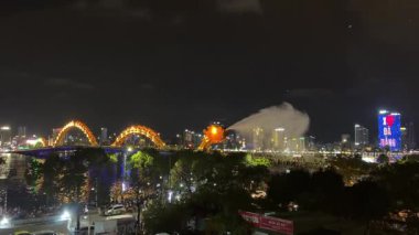 Vietnam 'ın Da Nang şehrindeki Han Nehri üzerinde gece aydınlatmalı Ejderha Köprüsü trafiği. Da Nang, Vietnam . Yüksek kalite 4k görüntü