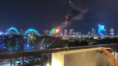 Vietnam 'ın Da Nang şehrindeki Han Nehri üzerinde gece aydınlatmalı Ejderha Köprüsü trafiği. Da Nang, Vietnam . Yüksek kalite 4k görüntü