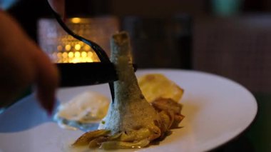 Kadın enginarı kesmiş. Yemek pişirme süreci. - Yakın çekim. Yüksek kalite 4k görüntü