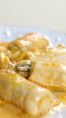 Masadaki lahana rulolarının üzerine ekşi krema dök. Yüksek kalite 4k görüntü