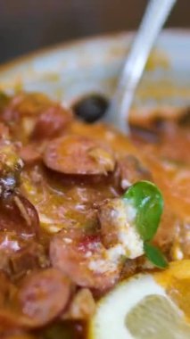 Gri tabakta solyanka çorbası, malzemeleri ortaya çıkarmak için el çırpması. Üst manzara, 4K. Yüksek kalite 4k görüntü