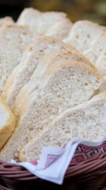 Dilimlenmiş taze çavdar ekmeği dokulu altın kahverengi ahşap arka planda. Sağlıklı toptan ekmek dilimleri. Karanlık arka plan. Ekmek biberi mantarı