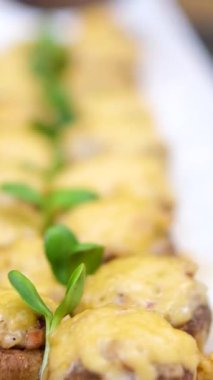 Krem peynirle doldurulmuş ve parmesanla kaplanmış fırında şampiyon mantarları. Yüksek kalite 4k görüntü