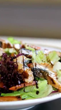 Yılan balığı salatasının üzerine susam tohumu serpin. Yüksek kalite 4k görüntü