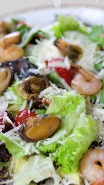 Kızarmış karides tempura ve taze salata. Karides salatasına parmesan peyniri serpin.