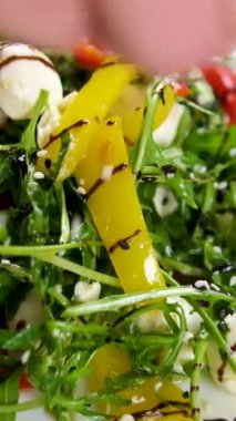 Arugula salatası, mozzarella, kırmızı biber, susam tohumları ve teriyaki soslu garnitür. Yüksek kalite 4k görüntü